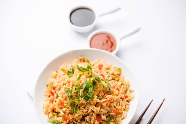 Schezwan Fried Rice Masala, bir tabak veya kase çubuklarla servis popüler bir Hint-Çin besindir. seçici odak