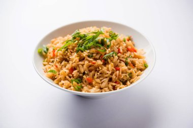 Schezwan Fried Rice Masala, bir tabak veya kase çubuklarla servis popüler bir Hint-Çin besindir. seçici odak