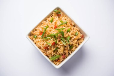 Schezwan Fried Rice Masala, bir tabak veya kase çubuklarla servis popüler bir Hint-Çin besindir. seçici odak