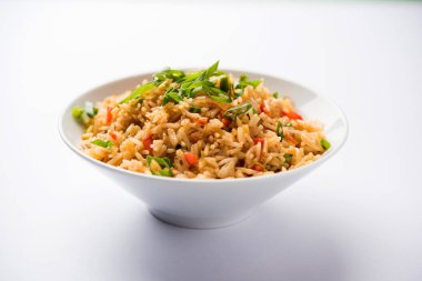 Schezwan Fried Rice Masala, bir tabak veya kase çubuklarla servis popüler bir Hint-Çin besindir. seçici odak