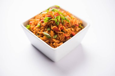 Schezwan Fried Rice Masala, bir tabak veya kase çubuklarla servis popüler bir Hint-Çin besindir. seçici odak