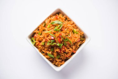 Schezwan Fried Rice Masala, bir tabak veya kase çubuklarla servis popüler bir Hint-Çin besindir. seçici odak