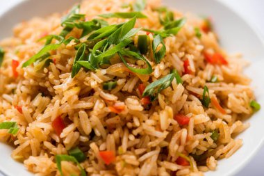 Schezwan Fried Rice Masala, bir tabak veya kase çubuklarla servis popüler bir Hint-Çin besindir. seçici odak