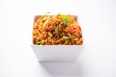 Schezwan Fried Rice Masala, bir tabak veya kase çubuklarla servis popüler bir Hint-Çin besindir. seçici odak