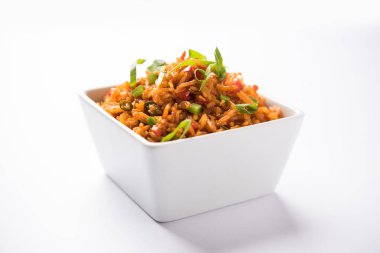 Schezwan Fried Rice Masala, bir tabak veya kase çubuklarla servis popüler bir Hint-Çin besindir. seçici odak