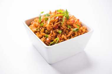 Schezwan Fried Rice Masala, bir tabak veya kase çubuklarla servis popüler bir Hint-Çin besindir. seçici odak