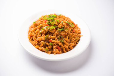 Schezwan Fried Rice Masala, bir tabak veya kase çubuklarla servis popüler bir Hint-Çin besindir. seçici odak