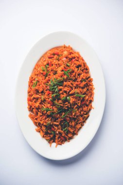 Schezwan Fried Rice Masala, bir tabak veya kase çubuklarla servis popüler bir Hint-Çin besindir. seçici odak