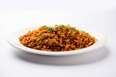 Schezwan Fried Rice Masala, bir tabak veya kase çubuklarla servis popüler bir Hint-Çin besindir. seçici odak