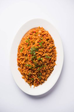Schezwan Fried Rice Masala, bir tabak veya kase çubuklarla servis popüler bir Hint-Çin besindir. seçici odak