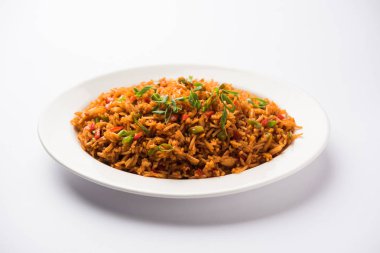 Schezwan Fried Rice Masala, bir tabak veya kase çubuklarla servis popüler bir Hint-Çin besindir. seçici odak