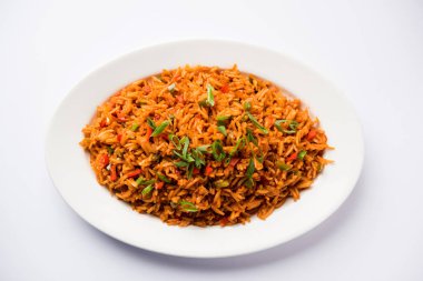 Schezwan Fried Rice Masala, bir tabak veya kase çubuklarla servis popüler bir Hint-Çin besindir. seçici odak