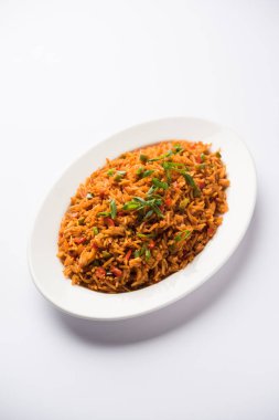 Schezwan Fried Rice Masala, bir tabak veya kase çubuklarla servis popüler bir Hint-Çin besindir. seçici odak