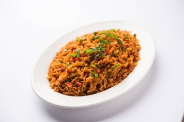 Schezwan Fried Rice Masala, bir tabak veya kase çubuklarla servis popüler bir Hint-Çin besindir. seçici odak