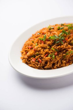 Schezwan Fried Rice Masala, bir tabak veya kase çubuklarla servis popüler bir Hint-Çin besindir. seçici odak