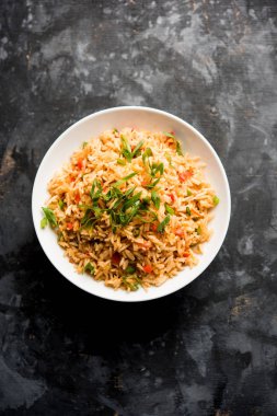 Schezwan Fried Rice Masala, bir tabak veya kase çubuklarla servis popüler bir Hint-Çin besindir. seçici odak