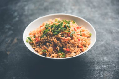 Schezwan Fried Rice Masala, bir tabak veya kase çubuklarla servis popüler bir Hint-Çin besindir. seçici odak