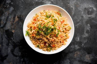Schezwan Fried Rice Masala, bir tabak veya kase çubuklarla servis popüler bir Hint-Çin besindir. seçici odak