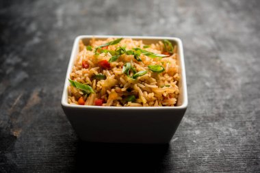 Schezwan Fried Rice Masala, bir tabak veya kase çubuklarla servis popüler bir Hint-Çin besindir. seçici odak