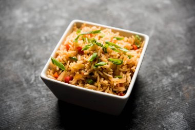 Schezwan Fried Rice Masala, bir tabak veya kase çubuklarla servis popüler bir Hint-Çin besindir. seçici odak