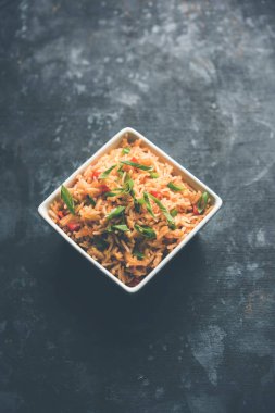 Schezwan Fried Rice Masala, bir tabak veya kase çubuklarla servis popüler bir Hint-Çin besindir. seçici odak