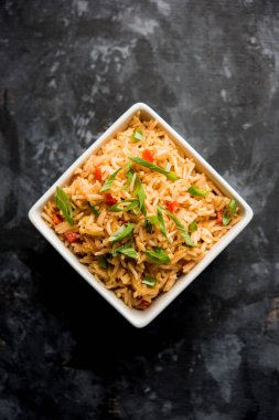 Schezwan Fried Rice Masala, bir tabak veya kase çubuklarla servis popüler bir Hint-Çin besindir. seçici odak
