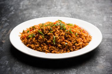 Schezwan Fried Rice Masala, bir tabak veya kase çubuklarla servis popüler bir Hint-Çin besindir. seçici odak