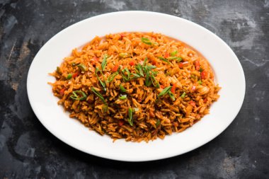 Schezwan Fried Rice Masala, bir tabak veya kase çubuklarla servis popüler bir Hint-Çin besindir. seçici odak