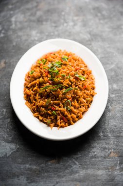 Schezwan Fried Rice Masala, bir tabak veya kase çubuklarla servis popüler bir Hint-Çin besindir. seçici odak