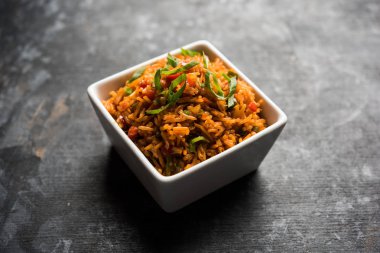 Schezwan Fried Rice Masala, bir tabak veya kase çubuklarla servis popüler bir Hint-Çin besindir. seçici odak