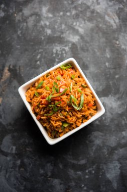 Schezwan Fried Rice Masala, bir tabak veya kase çubuklarla servis popüler bir Hint-Çin besindir. seçici odak