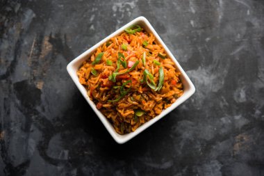 Schezwan Fried Rice Masala, bir tabak veya kase çubuklarla servis popüler bir Hint-Çin besindir. seçici odak