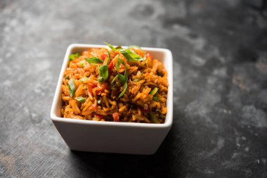 Schezwan Fried Rice Masala, bir tabak veya kase çubuklarla servis popüler bir Hint-Çin besindir. seçici odak