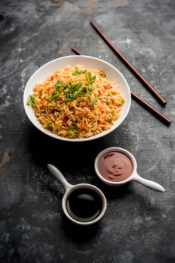 Schezwan Fried Rice Masala, bir tabak veya kase çubuklarla servis popüler bir Hint-Çin besindir. seçici odak