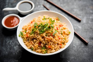 Schezwan Fried Rice Masala, bir tabak veya kase çubuklarla servis popüler bir Hint-Çin besindir. seçici odak