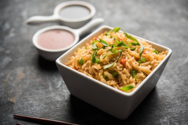 Schezwan Fried Rice Masala, bir tabak veya kase çubuklarla servis popüler bir Hint-Çin besindir. seçici odak