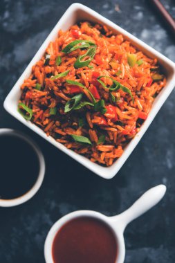 Schezwan Fried Rice Masala, bir tabak veya kase çubuklarla servis popüler bir Hint-Çin besindir. seçici odak