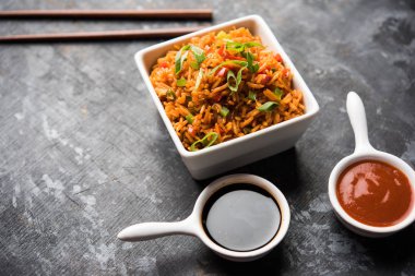 Schezwan Fried Rice Masala, bir tabak veya kase çubuklarla servis popüler bir Hint-Çin besindir. seçici odak