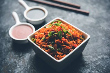 Schezwan Fried Rice Masala, bir tabak veya kase çubuklarla servis popüler bir Hint-Çin besindir. seçici odak
