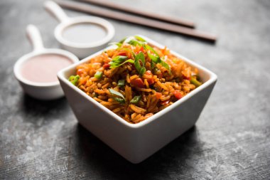 Schezwan Fried Rice Masala, bir tabak veya kase çubuklarla servis popüler bir Hint-Çin besindir. seçici odak