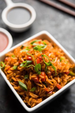 Schezwan Fried Rice Masala, bir tabak veya kase çubuklarla servis popüler bir Hint-Çin besindir. seçici odak