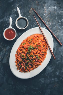 Schezwan Fried Rice Masala, bir tabak veya kase çubuklarla servis popüler bir Hint-Çin besindir. seçici odak