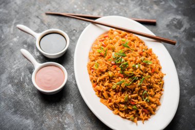 Schezwan Fried Rice Masala, bir tabak veya kase çubuklarla servis popüler bir Hint-Çin besindir. seçici odak