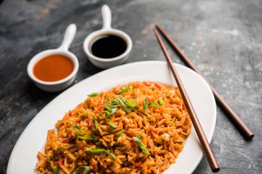 Schezwan Fried Rice Masala, bir tabak veya kase çubuklarla servis popüler bir Hint-Çin besindir. seçici odak