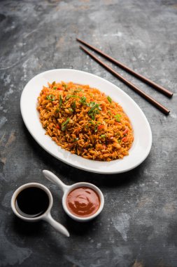 Schezwan Fried Rice Masala, bir tabak veya kase çubuklarla servis popüler bir Hint-Çin besindir. seçici odak