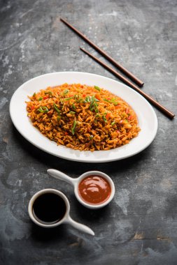 Schezwan Fried Rice Masala, bir tabak veya kase çubuklarla servis popüler bir Hint-Çin besindir. seçici odak