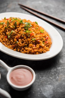 Schezwan Fried Rice Masala, bir tabak veya kase çubuklarla servis popüler bir Hint-Çin besindir. seçici odak
