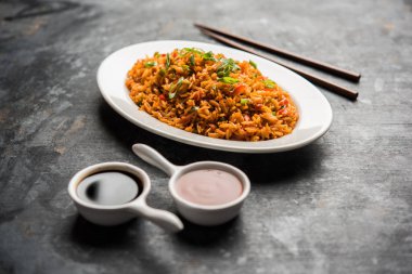 Schezwan Fried Rice Masala, bir tabak veya kase çubuklarla servis popüler bir Hint-Çin besindir. seçici odak