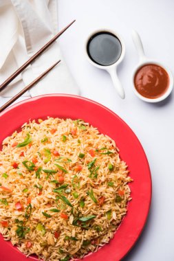 Schezwan Fried Rice Masala, bir tabak veya kase çubuklarla servis popüler bir Hint-Çin besindir. seçici odak