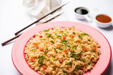 Schezwan Fried Rice Masala, bir tabak veya kase çubuklarla servis popüler bir Hint-Çin besindir. seçici odak